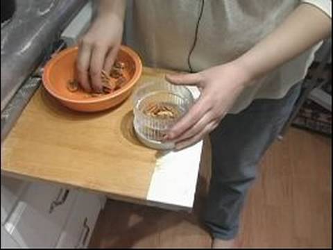 Nasıl Cook Bir Koku Bombası İle Yapılır: Pecans Tarçınlı Cevizli Rulo İçin Ekleme