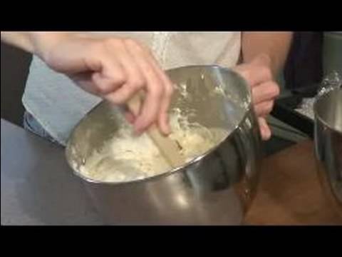 Nasıl İtalyan Krem Pasta Yapmak : İtalyan Kek İçin Yumurta Akı Ve Hamur Birleştiren 