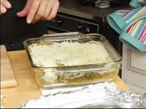 Çekti Tavuk Yemeği Nasıl Pişirilir : Çekti Tavuk Enchiladas Üzerindeki Folyoyu Kaldırmak İçin Zaman 