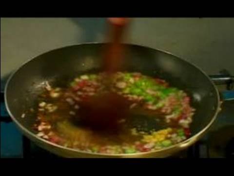 Hint Mercimek Nasıl Yapılır & Hint Kırmızı Biber : Hindistan Mercimek Pişirirken Tavaya Ekleyerek Soğan 