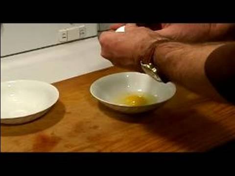 Nasıl Ananas Ve Zencefilli Kek Yapmak İçin : Ananas Ve Zencefilli Kek İçin Yumurtaları Ayırmak  Resim 1