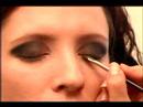 Nasıl Bir Goth Makyaj Göz Almak: Nasıl Goth Eyeliner Uygulayın Resim 3