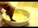 Tiramisu Tarifi Talimatlar: Nasıl Tiramisu İçin Yumurta Sarısı İle Mascarpone Karıştırmaya Resim 3