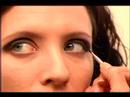 Nasıl Bir Goth Makyaj Göz Almak: Nasıl Goth Eyeliner Uygulayın Resim 4