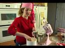 Kırmızı Kadife Kek Tarifi: Kırmızı Kadife Kek İçin Şeker Ekleyerek