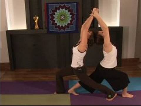 Partner Yoga Kılavuzu: Ayakta Piramit Diz Çökmüş Akciğer Partner Yoga Hamle Resim 1