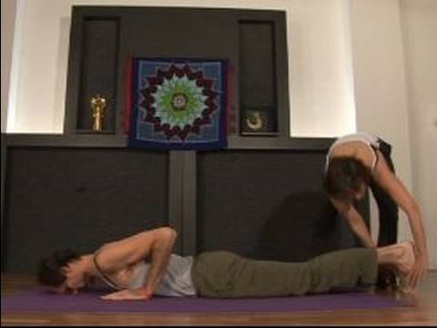 Partner Yoga Kılavuzu: Yardımlı Bhujangasana Cobra Poz Partner Yoga