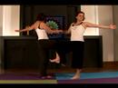 Partner Yoga Kılavuzu: Ayakta Denge Spinal Katlanmış Partner Yoga Resim 4