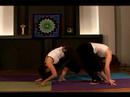 Partner Yoga Kılavuzu: Ayakta Piramit Diz Çökmüş Akciğer Partner Yoga Hamle Resim 4
