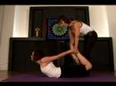 Partner Yoga Kılavuzu: Dhanurasana Poz Partner Yoga Destekli. Resim 4