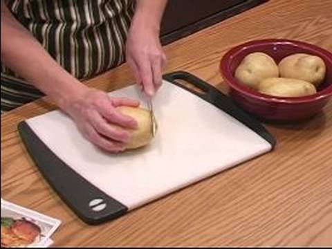 Peynir Ve Ot Yemek Yapmayı Fırında Patates: Patates Pişirme İçin Hazırlanıyor Resim 1
