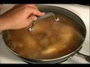 Nasıl Arroz Con Pollo Yapmak İçin : Arroz Con Pollo İçin Tavuk Suyu Ekleme  Resim 4