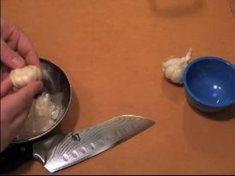 Nasıl Poule Au Pot (Bir Tencerede Tavuk) Yapmak İçin: Nasıl Peel Ve Chop Sarımsak Bir Tencerede Tavuk İçin Yapılır
