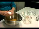 Karamel Sırlı Elmalı Kek Tarifi : Elmalı Pasta İçin Islak Malzemeleri Karıştırın  Resim 3