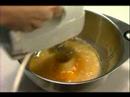 Karamel Sırlı Elmalı Kek Tarifi : Elmalı Pasta İçin Islak Malzemeleri Karıştırın  Resim 4