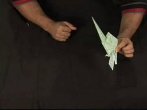 Nasıl Bir Origami Akbaba Yapmak : Origami Akbaba Ayakları Üzerinde Çalışıyor 