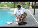 Yüzme Havuzları Temizlemek Nasıl: Nasıl Yüzme Havuzu Skimmer Sepetleri Temizlemek İçin Resim 4