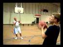 Nasıl Basketbol Becerilerini Geliştirmek İçin: Basketbolda Bir No-Göz Geçiş Yapmak Nasıl Resim 3