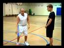 Nasıl Basketbol Becerilerini Geliştirmek İçin: Nasıl Bir Basketbol Bacaklarının Arasına Sürmek İçin Resim 3