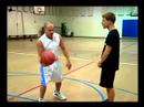 Nasıl Basketbol Becerilerini Geliştirmek İçin: Nasıl Bir Basketbol Bacaklarının Arasına Sürmek İçin Resim 4