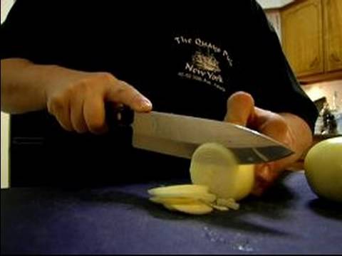 Focaccia Ekmek Dilimleri Yapmak İçin Tarifi: Focaccia Ekmek Dilimleri İçin Soğan Doğrama Resim 1