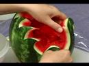 Nasıl Meyve Centerpieces Carve İçin: Bir Tavus Kuşu Meyve Centerpiece Hollowing Resim 3