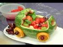 Nasıl Meyve Centerpieces Carve İçin: Bir Bebek Arabası Meyve Centerpiece Görüntüleme Resim 4