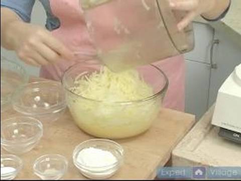 Geleneksel Koşer Yemekler Pişirme: Mix Malzemeyi Patates Kuegel İçin