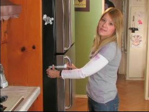 Nasıl Çocuk Dayanıklı Mutfak İçin: Nasıl Bir Buzdolabı Kilidi Childproofing Olarak Yüklemek İçin