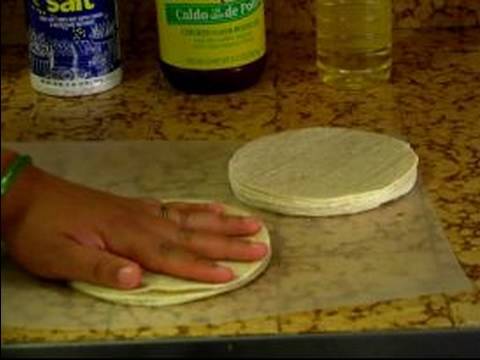 Pozole Nasıl : Pozole İçin Tortilla Şeritler Kesmek İçin Nasıl 