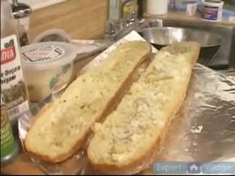 Sarımsaklı Ekmek Tarifi Talimatları: Parmesanlı Sarımsaklı Ekmek İçin Ekleyin. Resim 1