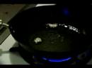 Nasıl Pozole Yapmak : Petrol Pozole İçin Tortilla Şeritler Kızartmak İçin Hazırlanıyor  Resim 3