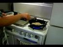 Nasıl Pozole Yapmak : Petrol Pozole İçin Tortilla Şeritler Kızartmak İçin Hazırlanıyor  Resim 4