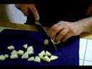 Nasıl Köri Phyllo Üçgenler Yapmak: Patates Köri Phyllo Üçgen İçin Doğrama Resim 4