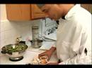 Nasıl Bir Gurme Karışık Yeşillik Salatası İçin : Karışık Yeşillik Salata İçin Fındık Ve Peynir Hazırlanıyor  Resim 3