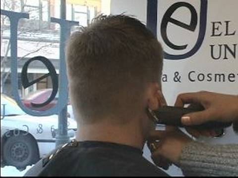 Nasıl Bir Adamın Clipper Saç Kesimi: Bir Adamın Clipper Saç Kesimi İçin Kulaklarını Etrafında Kırpma