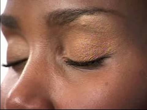 Nasıl Renk Kadınlar İçin Makyaj Uygulamak İçin: Nasıl Göz Farı Göz Kırışıklıkları İçin Uygulamak İçin