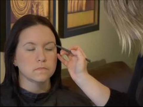 Nasıl Temel Makyaj Uygulamak İçin: Kaşları Vakfı Makyaj İle Doldurma