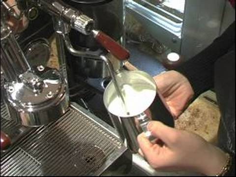 Nasıl Espresso İçecekler Yapmak: Nasıl Bir Sütlü Kahve İçin Süt Buhar Resim 1
