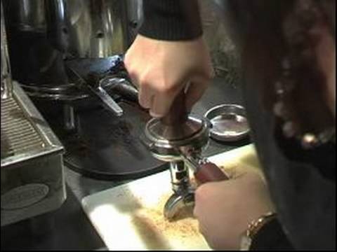 Nasıl Espresso İçecekler Yapmak: Nasıl Espresso Biler Bastırıp Sıkıştırmak İçin Resim 1