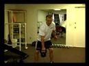 Üst Vücut Egzersizleri Cross Fitness : Yüksek Çekme Kettlebell Üst Vücut Egzersiz Yapıyor 