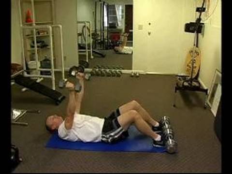 Çapraz Eğitim Çekirdek Vücut Egzersizleri: Bir Genel Gider Sit Up Egzersiz Yapıyor
