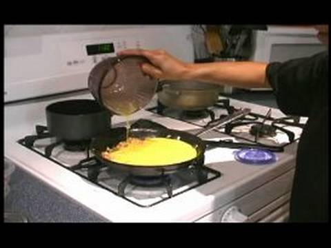 Nasıl İspanyol Omleti Yapmak: Yumurta İçin İspanyol Omleti Ekleme