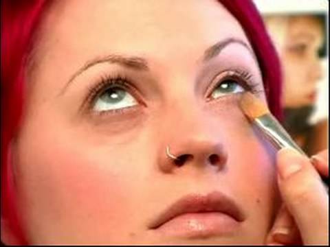 İpuçları Jessica Simpson Görünmesi İçin: Jessica Simpson Göz İçin Göz Temel Makyaj Ekleme