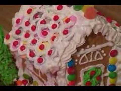 Nasıl Graham Kraker Gösterişli Evler Yapmak: Graham Kraker Gingerbread Evi Dekore Etmek İçin Buz Sarkıtları Ekleme