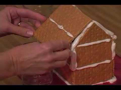 Nasıl Graham Kraker Gösterişli Evler Yapmak: Graham Kraker Gingerbread House Çatısı Ekleme