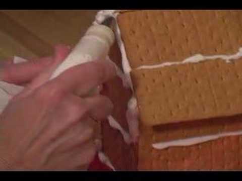 Nasıl Graham Kraker Gösterişli Evler Yapmak: Kabuk Kenarlığı İçin Bir Graham Kraker Gingerbread Ev Yapmak Nasıl