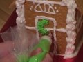 Nasıl Graham Kraker Gösterişli Evler Yapmak: Aksan Bir Graham Kraker Gingerbread Ev İçin Krema Ekleme Resim 3