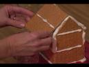 Nasıl Graham Kraker Gösterişli Evler Yapmak: Graham Kraker Gingerbread House Çatısı Ekleme Resim 3
