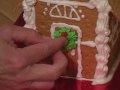 Nasıl Graham Kraker Gösterişli Evler Yapmak: Aksan Bir Graham Kraker Gingerbread Ev İçin Krema Ekleme Resim 4